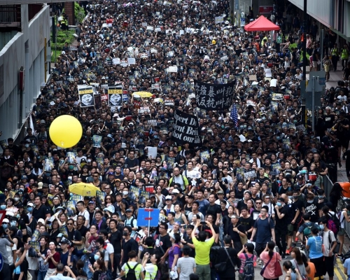 有無綫新聞攝影師及記者在採訪下午的沙田反修例遊行時被襲擊。