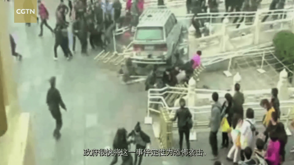 吉普车撞向了天安门城楼前金水桥的护栏。 中国环球电视网截图