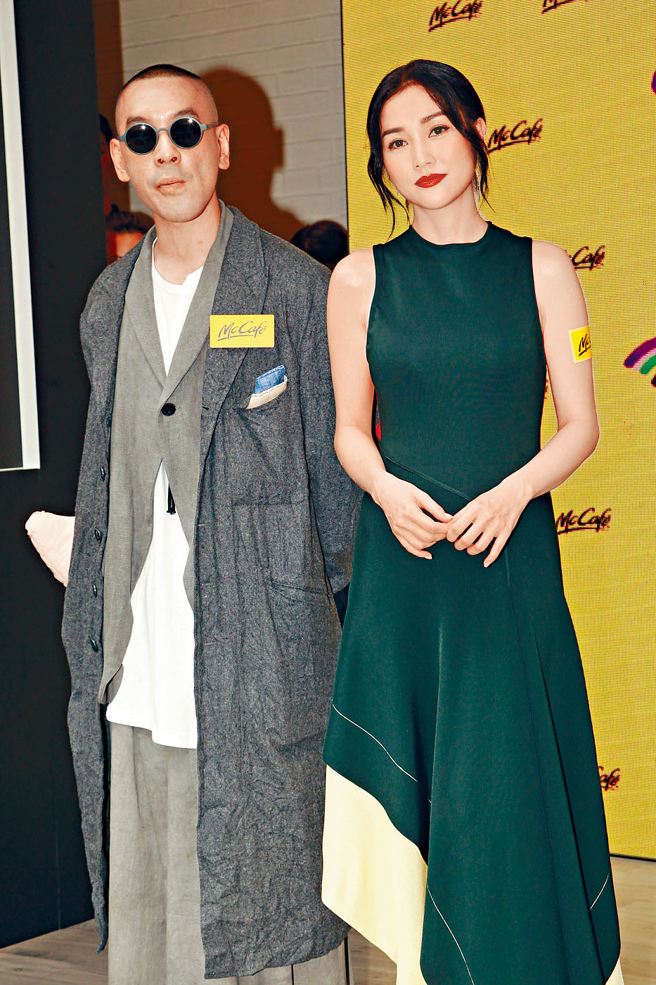 麥浚龍的衣服層層疊，跟謝安琪的清爽一件頭，成強烈對比。