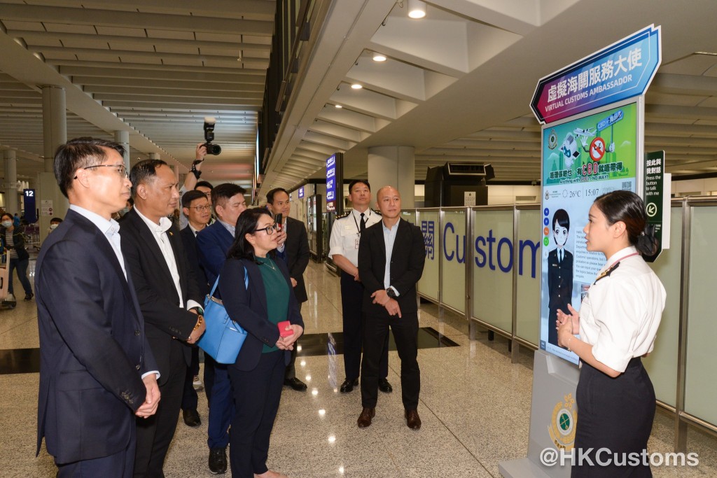 代表团参观机场海关清关设施。香港海关facebook图片