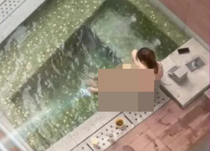 今年7月，一對男女在北角某酒店的露天浴池中交歡。(資料圖片)