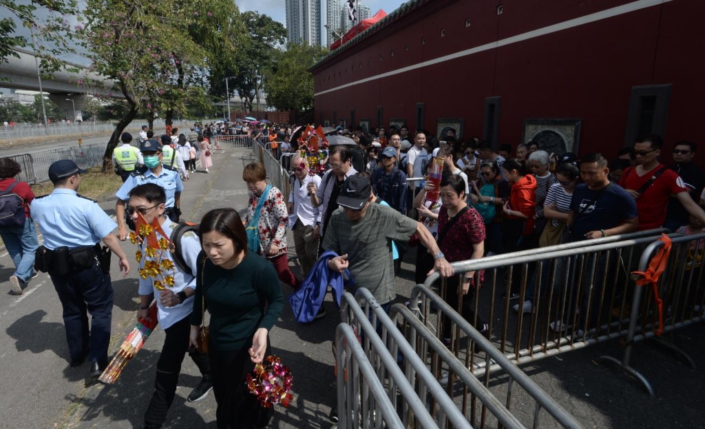 警方中午前起實施人潮管制,善信需分批入廟。
