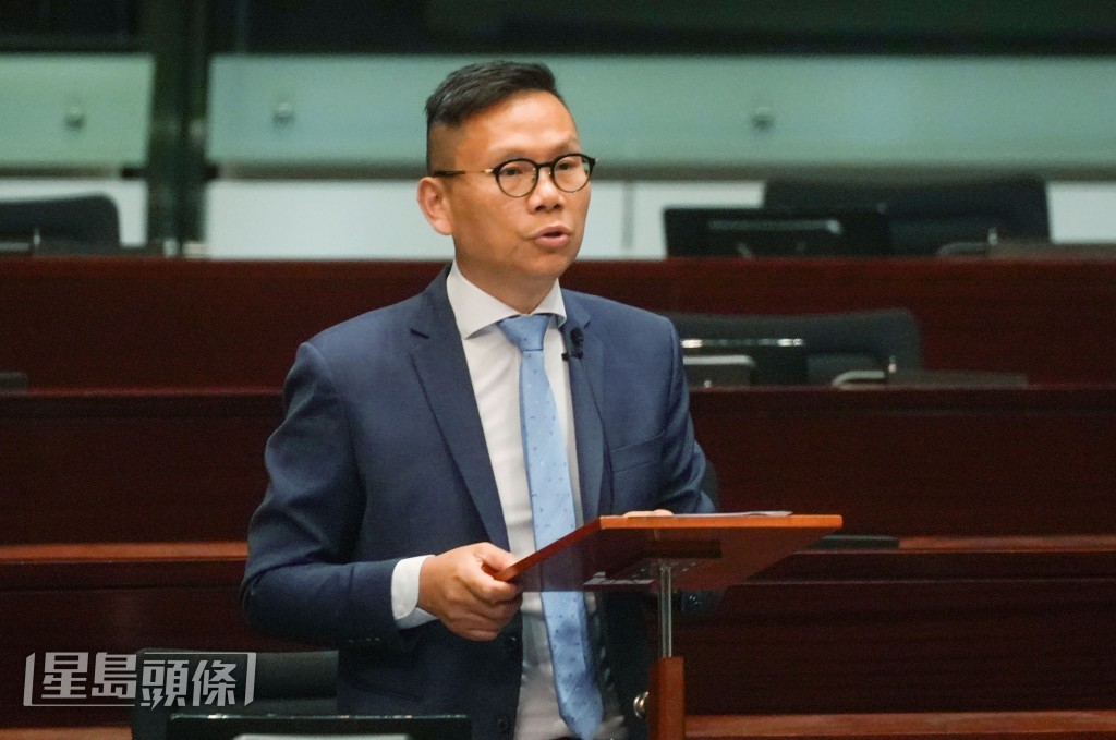 民建聯陳恒鑌問到，政府能否考慮增加偏遠公屋單位面積。