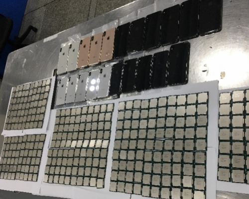 男子在腰部和腿部綁上21部全新iPhone XS Max等iPhone手機及344個CPU。網圖