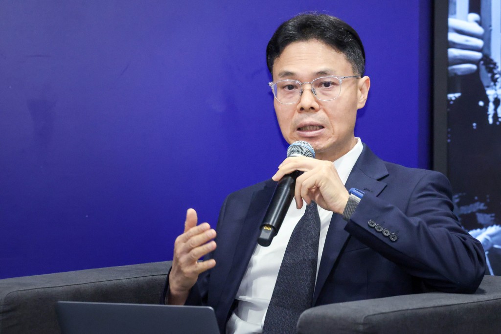 警察臨床心理學家胡展鵬提醒市民,如發現自己或身邊人開始沉迷賭博,應及早求助而非責怪,越早介入治療,有助避免問題進一步惡化。 警察臨床心理學家胡展鵬提醒市民,如發現自己或身邊人開始沉迷賭博,應及早求助而非責怪,越早介入治療,有助避免問題進一步惡化。