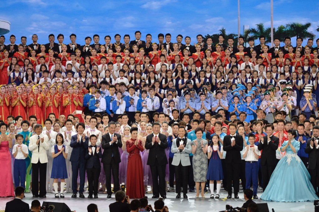 合唱《歌唱祖国》。