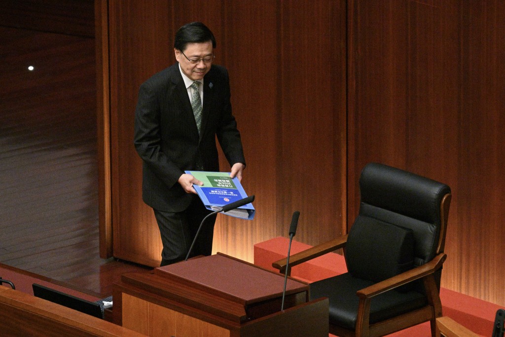 特首李家超到達會議廳。 特首李家超到達會議廳。