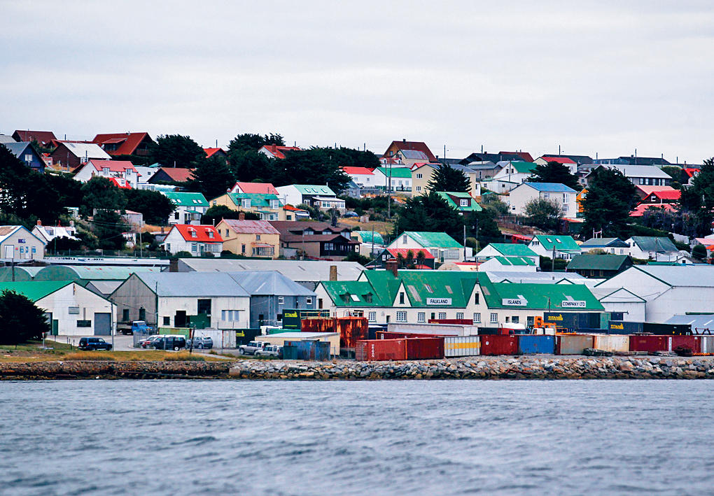 福克蘭群島斯坦利港海岸的景色。