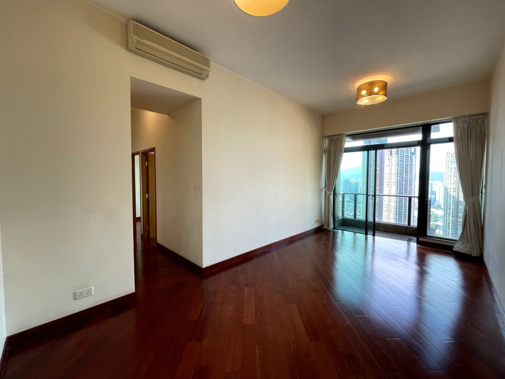 單位樓底特高,加上開則四正寬敞,極富空間感。