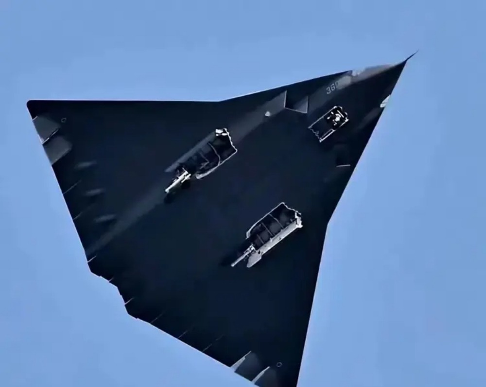 解放軍另一款試飛中的第六代戰機殲-36。網圖 解放軍另一款試飛中的第六代戰機殲-36。網圖