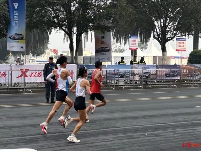 張水華（中）在比賽中。