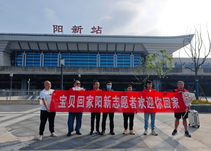 義工們協助下,陳迪金回鄉認親。 義工們協助下,陳迪金回鄉認親。