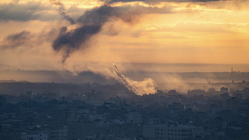 哈马斯从加沙走廊向以色列发射火箭。 美联社