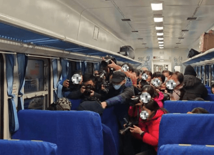 團員不斷拍攝其他乘客。瀟湘晨報 團員不斷拍攝其他乘客。瀟湘晨報