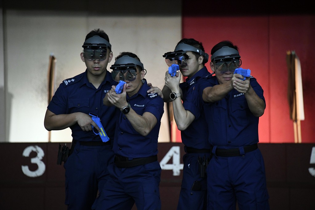 早前警察機動部隊引入了「混合實境訓練系統」協助訓練,透過模擬真實場景進行戰術、槍械使用等訓練。 早前警察機動部隊引入了「混合實境訓練系統」協助訓練,透過模擬真實場景進行戰術、槍械使用等訓練。