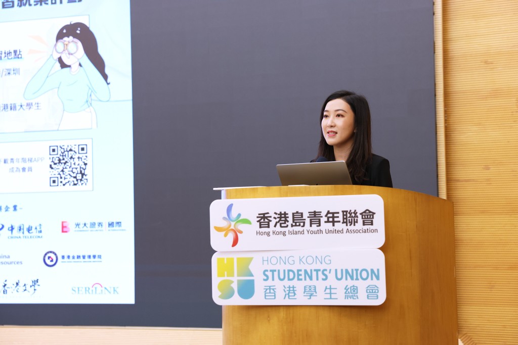 香港學生總會院校召集人伍艷梅向現場大學生介紹本年贊助計劃。