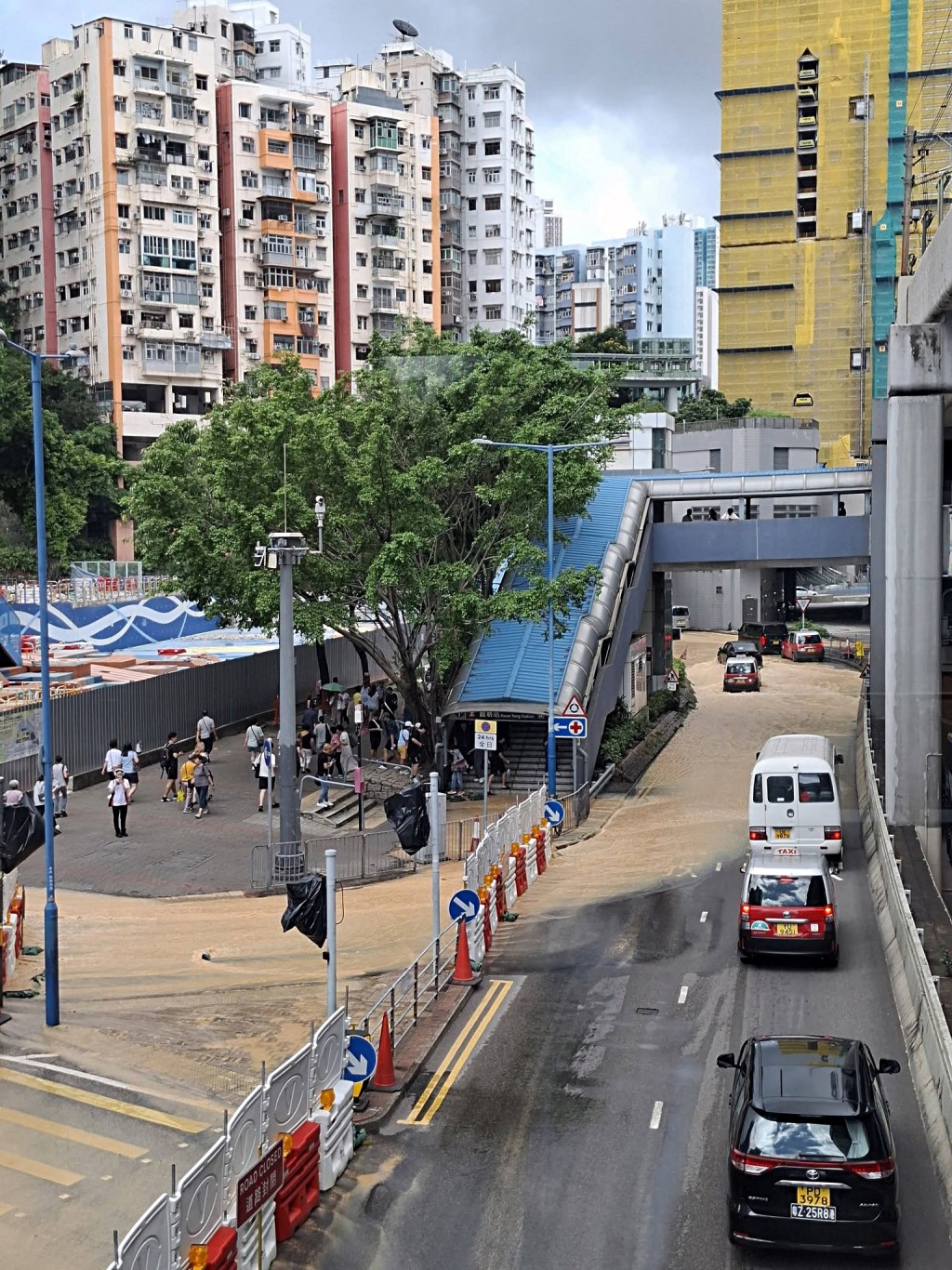 汽車在水中駛過。網圖 汽車在水中駛過。網圖