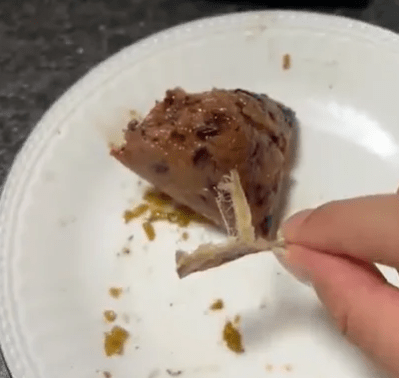 河南女食糭驚現煙頭。王女士於社交平台上載圖片 河南女食糭驚現煙頭。王女士於社交平台上載圖片