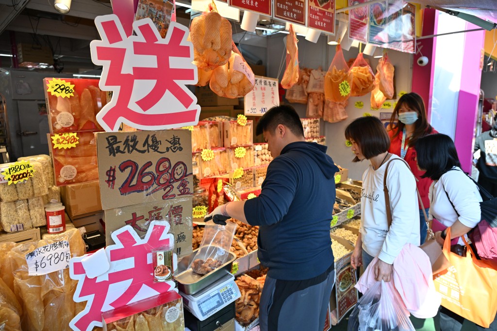 不少市民趁機入場「掃平貨」。