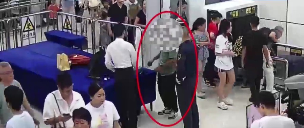 男客裤袋拿出网袋藏的蜥蝪。 海关发布 男客裤袋拿出网袋藏的蜥蝪。 海关发布