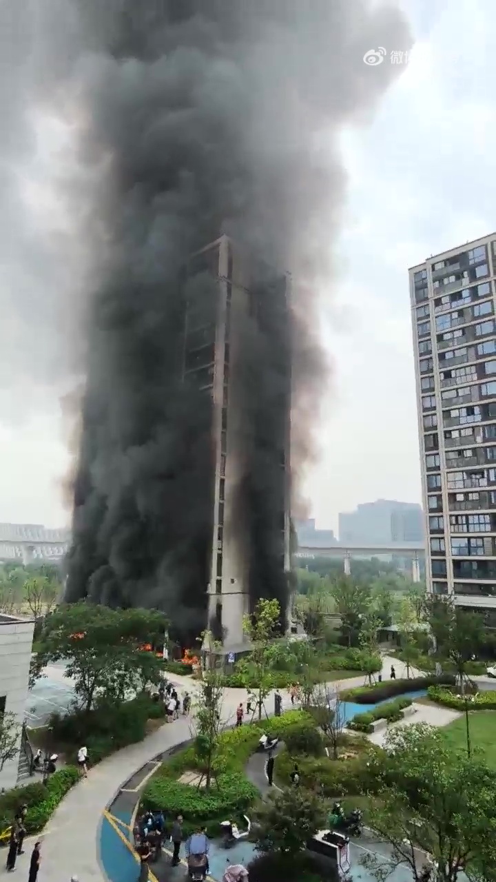 杭州西湖区电动单车停放点起火，屋苑被浓烟包围熏黑。微博