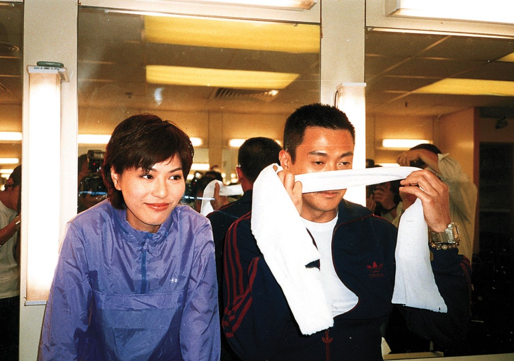 滕麗名1998年拍《陀槍師姐》與魏駿傑撻着，不久即在西貢築愛巢共赴同居。