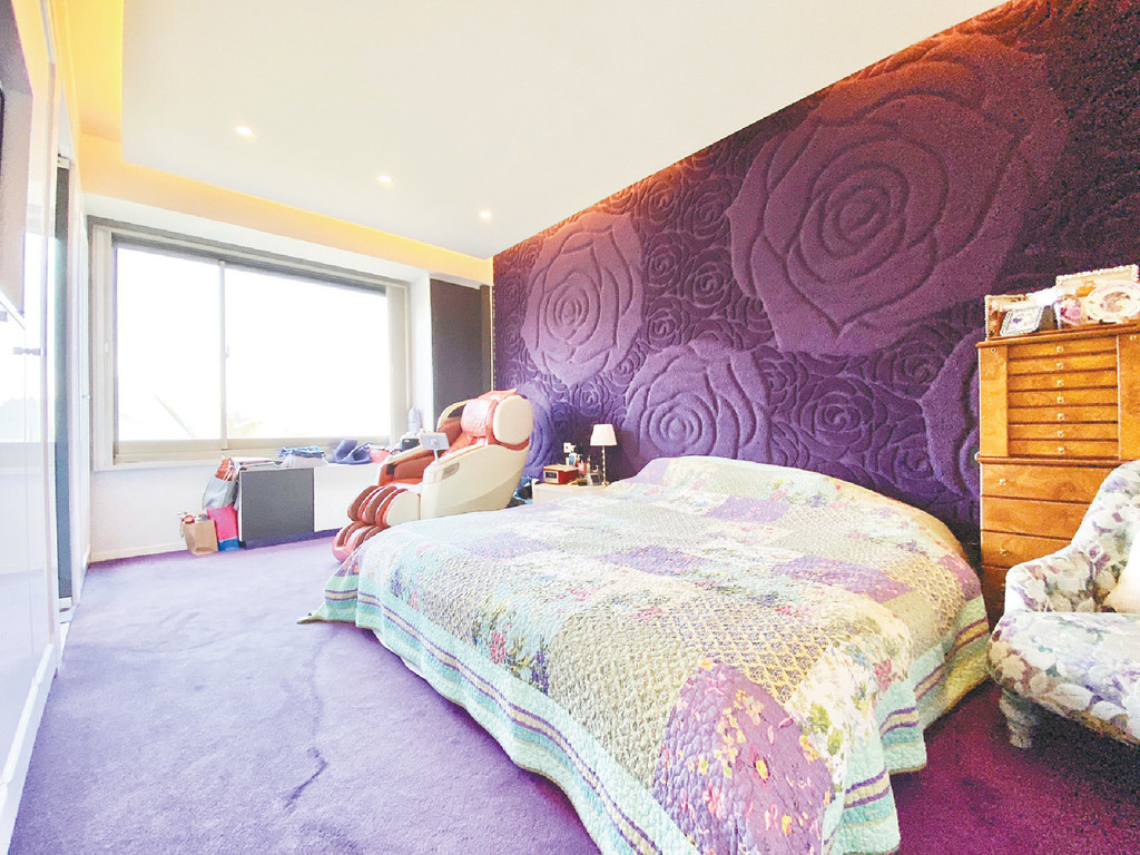 ■這間睡房牆身有紫色玫瑰花紋，增添氣氛。