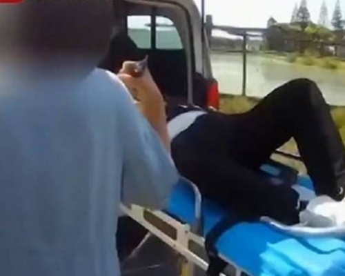 蘇州男子因大塞車不耐煩下跳車,卻導致腰椎骨折要送院。影片截圖
