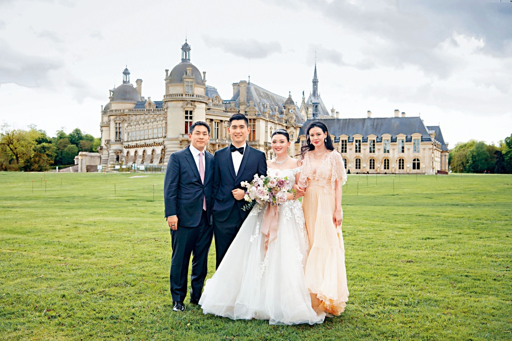 刘根森与李嘉颖的婚礼选址在有小凡尔赛宫之称的Chantilly古堡举行，何林恬儿与丈夫何正德飞到法国见证好姊妹出嫁。