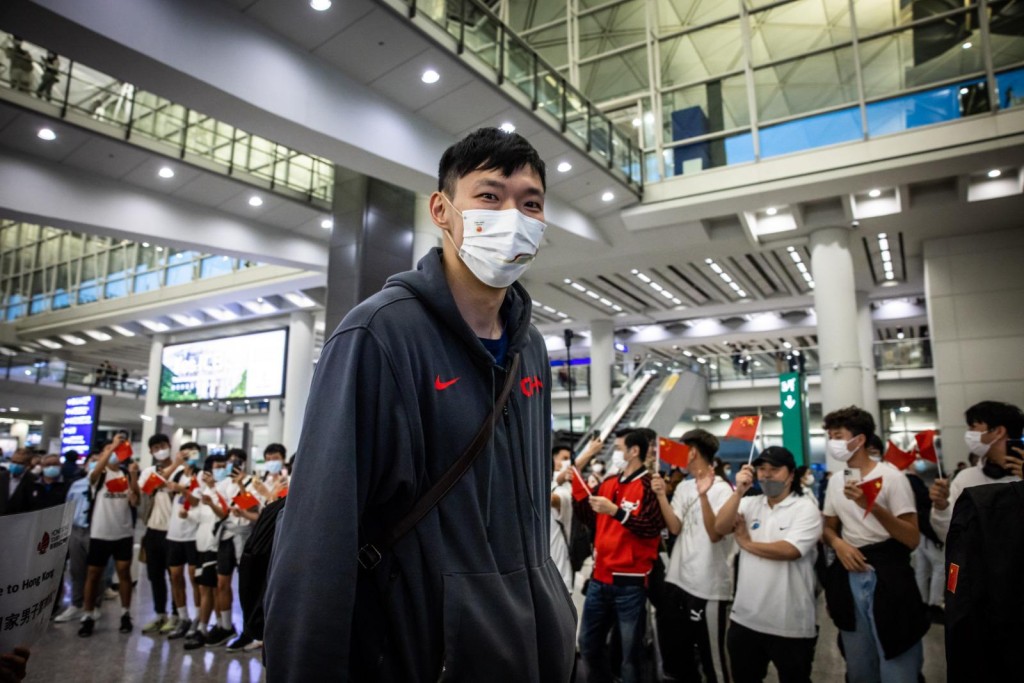 国家队由上海抵港。 香港篮球总会图片