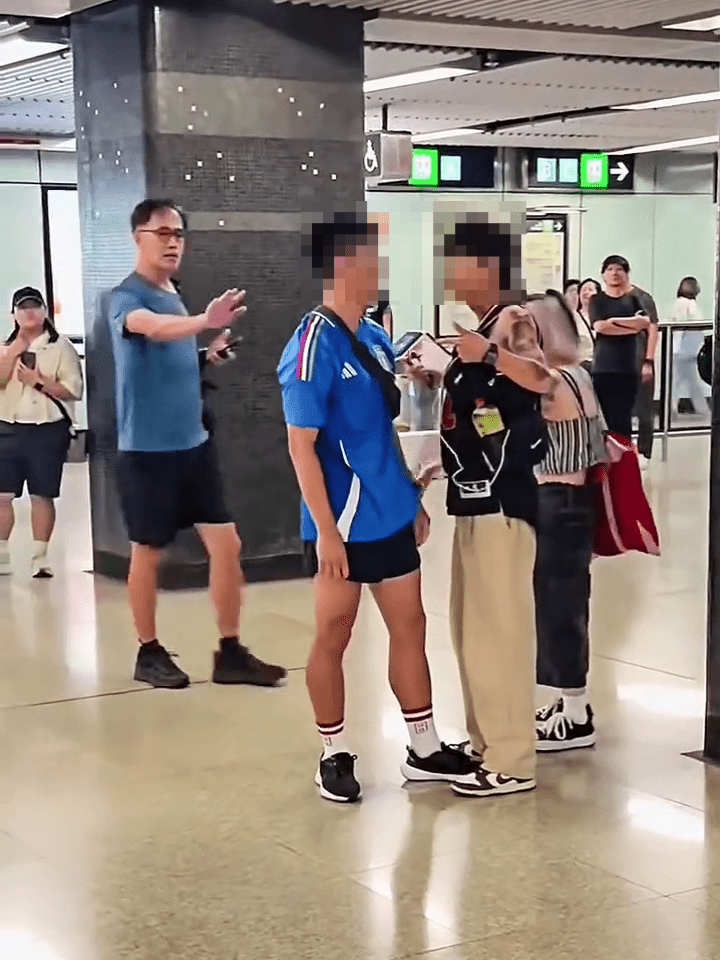其他途經市民見狀,亦上前叫找職員處理,不要動手。 其他途經市民見狀,亦上前叫找職員處理,不要動手。
