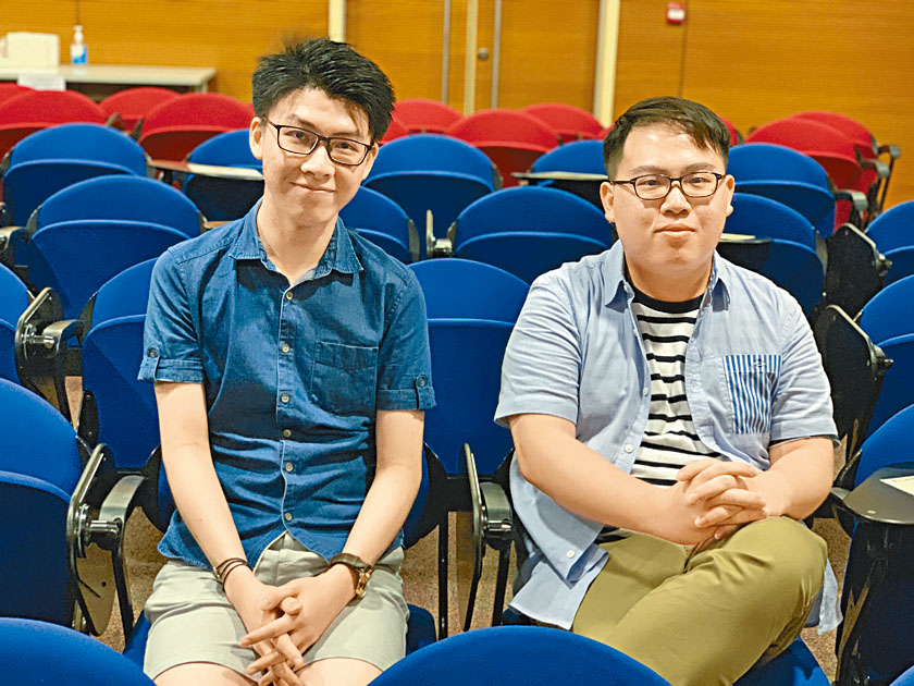 韓承宇（右）曾重考文憑試及留學台灣，最終返港完成副學士課程，成功考入大學。旁為蘇子龍。