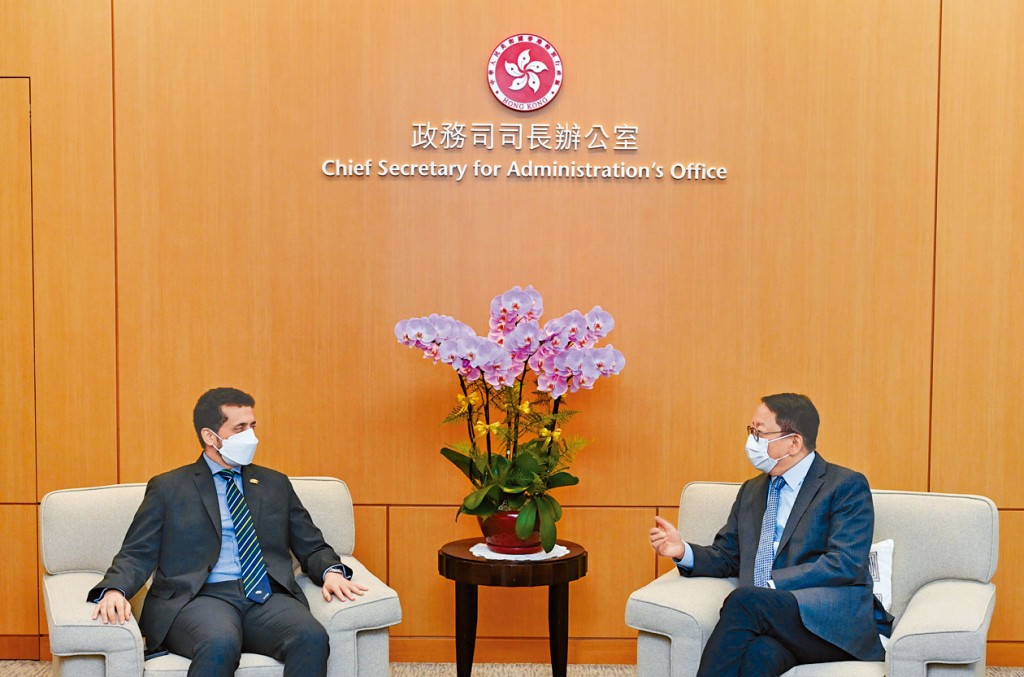 亞洲欖球總會會長Qais Abdulla Al Dhalai(左)昨日專程由杜拜飛抵香港,親身向港府和港人道歉。