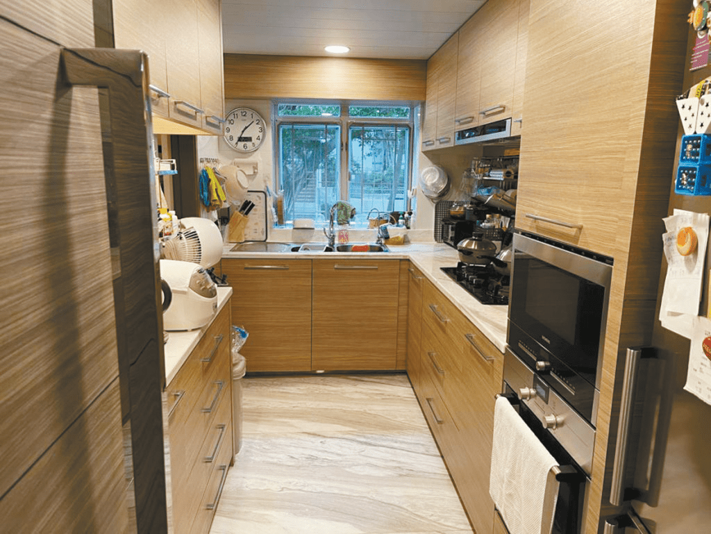 长形厨房备3边料理台，配合橱柜，轻松入厨。
