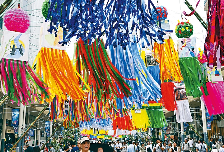 每年7月上旬，都可在平塚市的湘南平塚七夕祭看到巨大繽紛的七夕掛飾。（美聯社資料圖片）