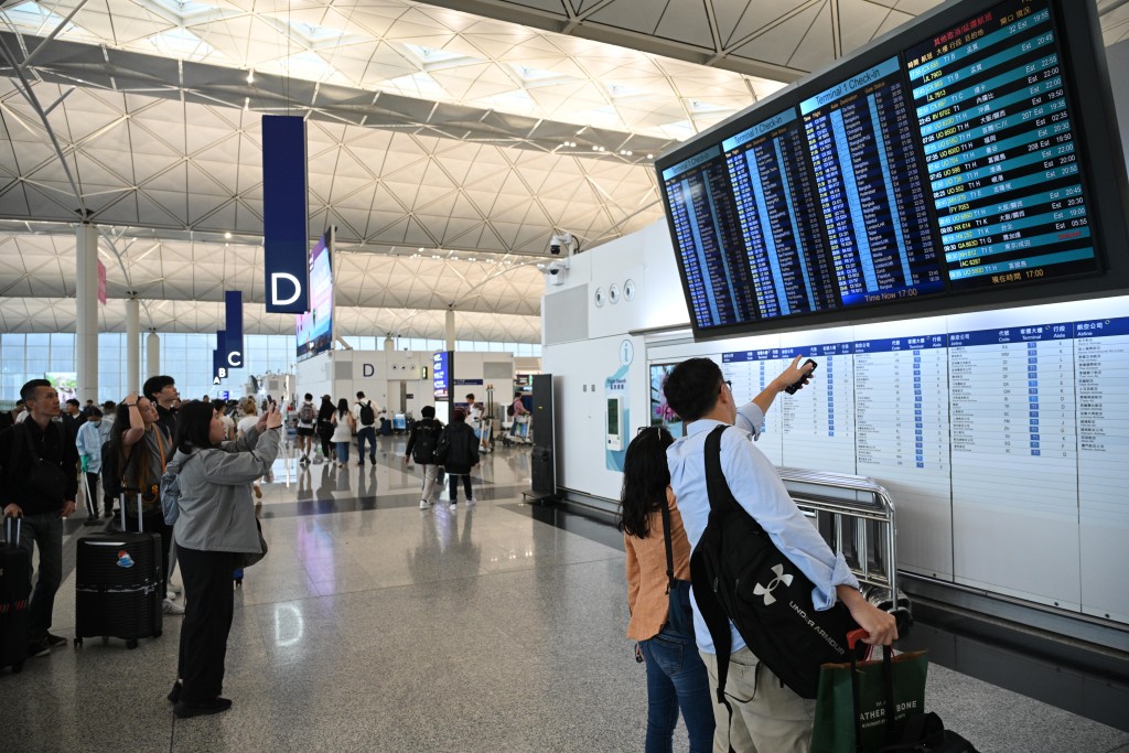 多名旅客提早出門到機場辦理登機手續。