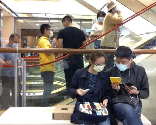 台北的百貨公司顧客們都戴上口罩。(網圖)