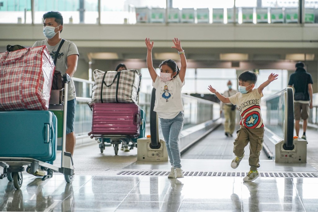 從海外或台灣經機場抵港的人士，檢疫安排由現時的「3+4」改為「0+3」。資料圖片