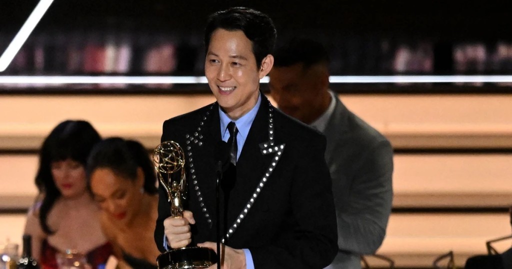 李政宰憑《魷魚遊戲》拿下艾美獎最佳戲劇影集男主角獎，是史上第一次由亞洲人奪得。
