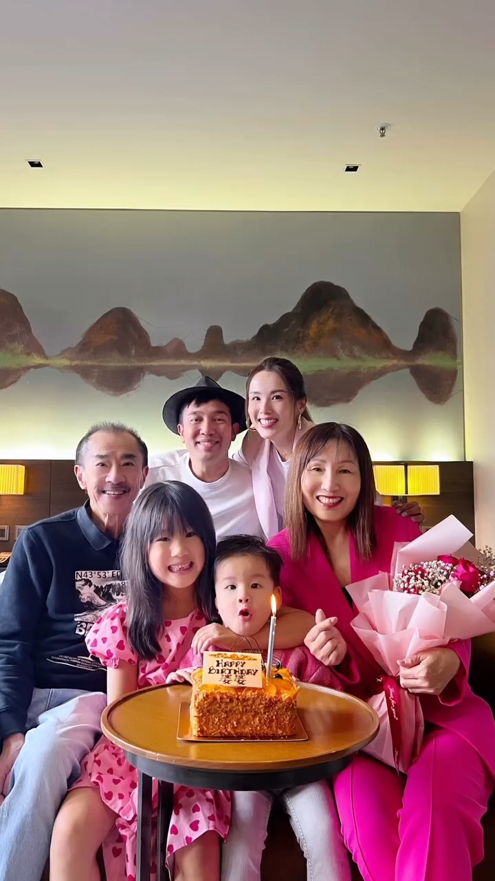 楊洛婷向爸爸承諾會好好照顧媽咪。 楊洛婷向爸爸承諾會好好照顧媽咪。