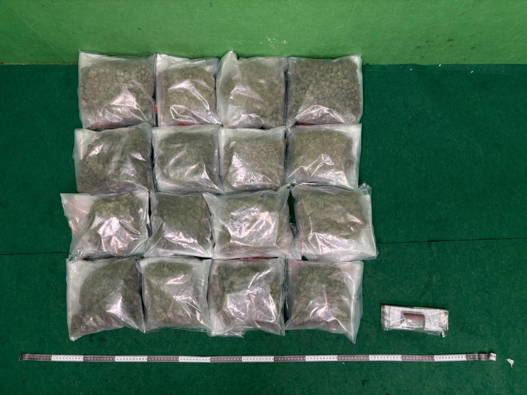 第一宗案件中檢獲的懷疑大麻花及懷疑另類吸煙產品。 第一宗案件中檢獲的懷疑大麻花及懷疑另類吸煙產品。