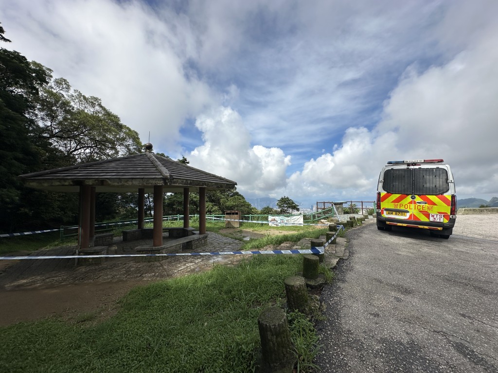 警方在飛鵝山調查。梁國峰攝