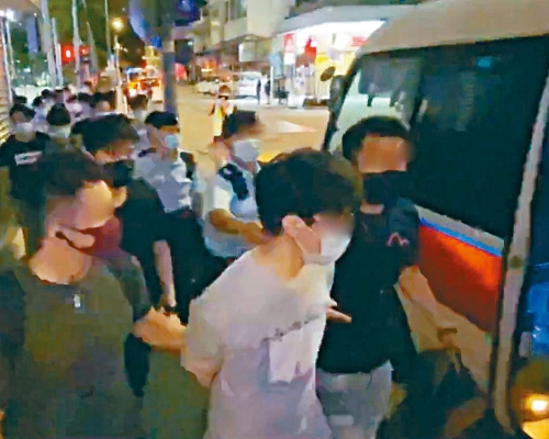 涉嫌「快閃」堵路的青年迅即被趕至的警員拘捕帶署。