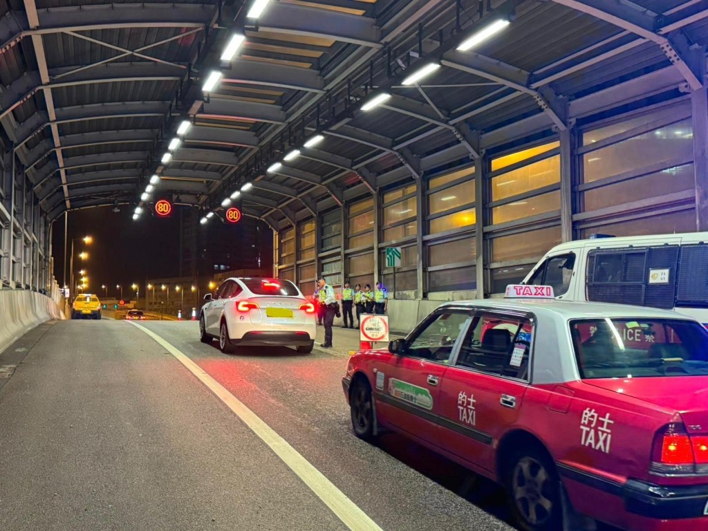 警方在區內多個策略性地點設置路障,截查可疑車輛。 警方在區內多個策略性地點設置路障,截查可疑車輛。