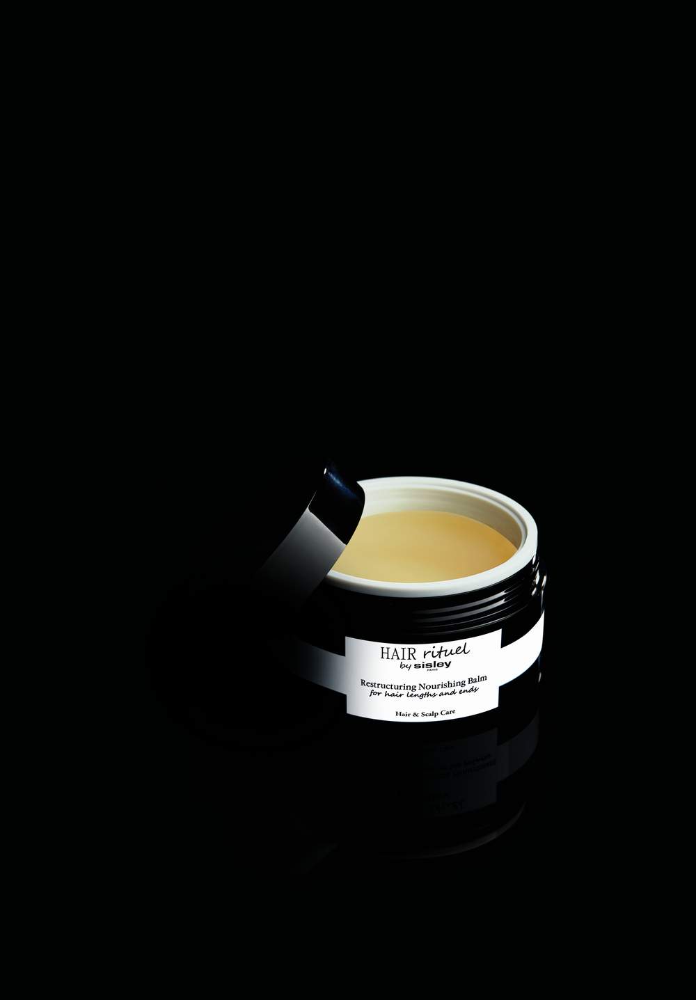 重整修復健髮霜/$800/Sisley,富含天然油分的深層滋養複合物組成,發揮三重相輔相成的功效,全面修護、煥發再生和提升亮麗髮質。