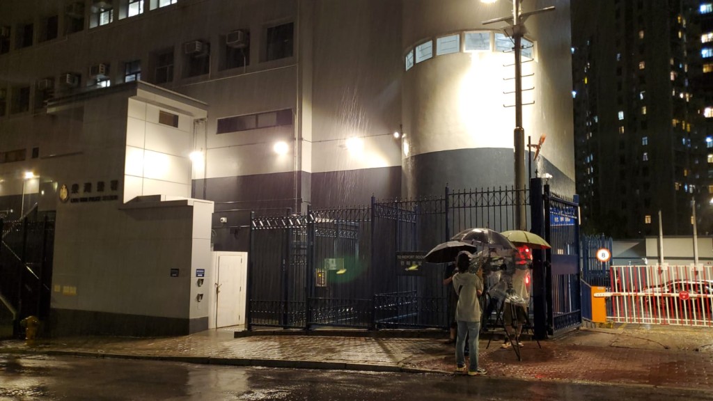傳媒在柴灣警署外守候。