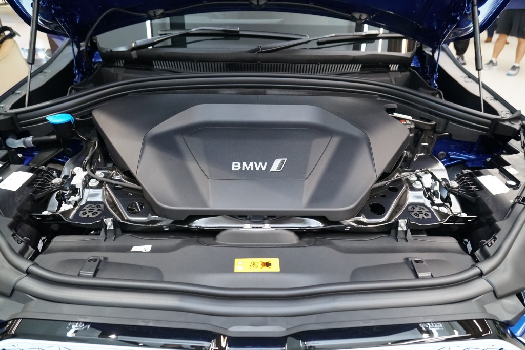 純電動車寶馬BMW iX2 eDrive20 M Sport Edition搭載64.7kWh鋰電與前驅馬達，馬力204ps，扭力250Nm，0-100km/h加速需時8.6秒。