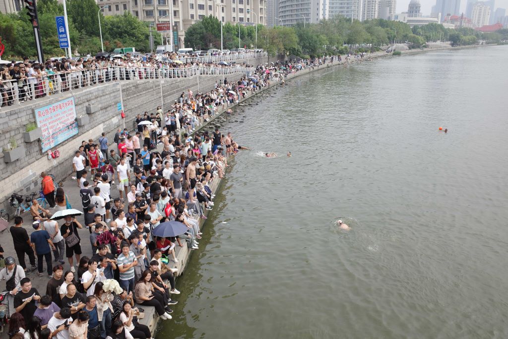 天津狮子林桥跳水活动吸引大量民众围观。（央视截图）