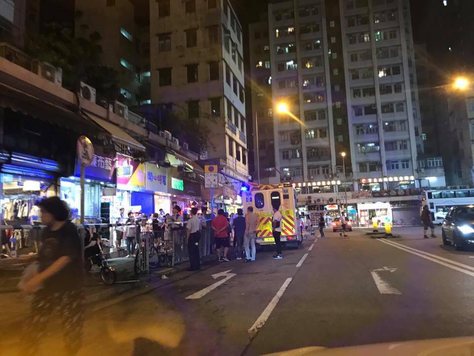 兩名女子被塌下招牌壓傷，由救護員送院治理。盡在元朗fb專頁