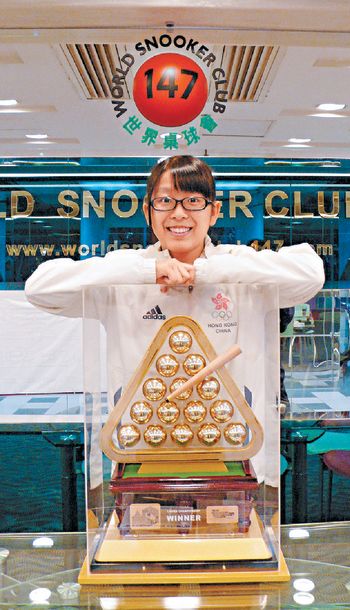 ■新鮮出爐的桌球世界冠軍吳安儀，與獎座合照時顯得一臉稚氣。